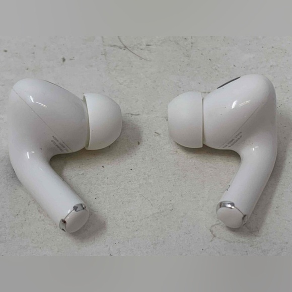 Apple 3rd Generation AirPods Gently Used Bluetooth noise cancelling headphones - Picture 3 of 4